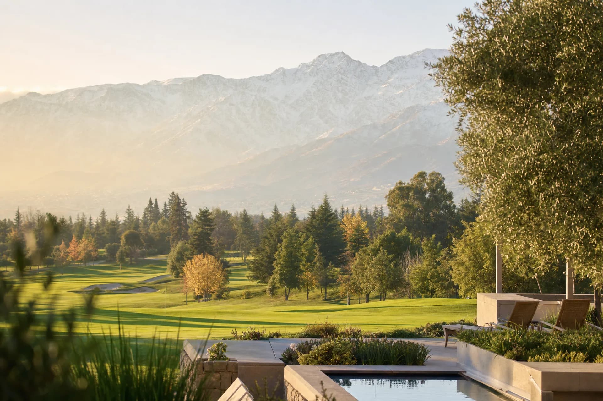 Entorno de La Dehesa: fairways, naturaleza y cordillera